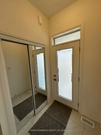 Att/Row/Townhouse in Barrie
