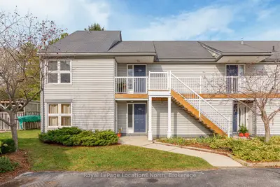 Condo Townhouse in Collingwood