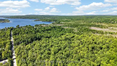 Plan 1060 Peek-a-boo Trail, Tiny, On L9m 0b3