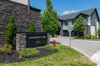 Att/Row/Townhouse in Barrie