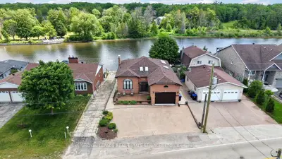 Detached in Wasaga Beach