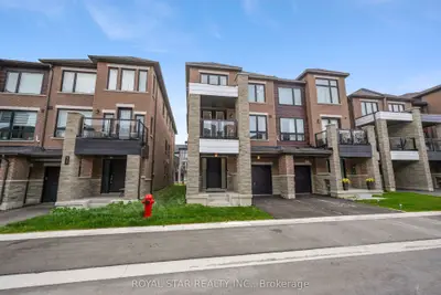 Att/Row/Townhouse in Barrie