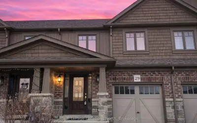 Att/Row/Townhouse in Collingwood