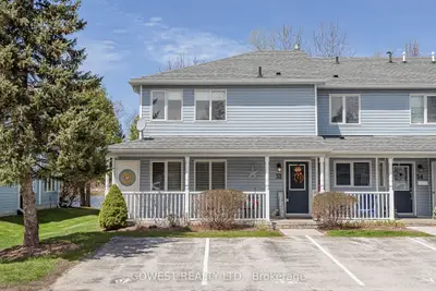 Condo Townhouse in Collingwood