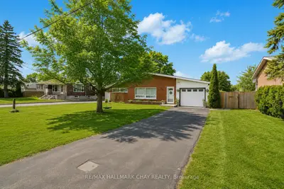 Detached in Clearview
