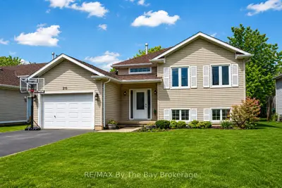 Detached in Clearview