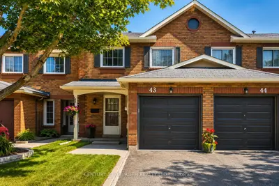 Condo Townhouse in Barrie