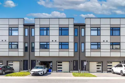 Att/Row/Townhouse in Barrie
