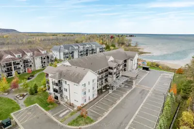Condo Apartment in Collingwood