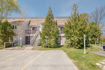 Condo Townhouse in Collingwood