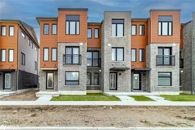 Att/Row/Townhouse in Barrie