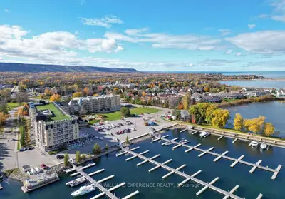 Condo Apartment in Collingwood