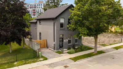 54 Clapperton Street, Barrie, On L4m 3e9