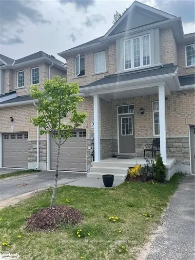 Att/Row/Townhouse in Wasaga Beach