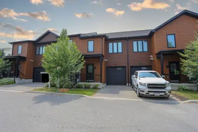 Att/Row/Townhouse in Barrie