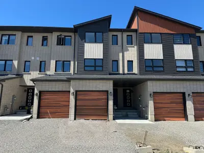 Att/Row/Townhouse in Barrie