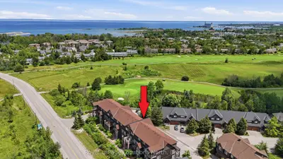 Condo Townhouse in Collingwood