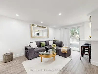 207 HICKLING Trail, Barrie, ON L4M 5W6