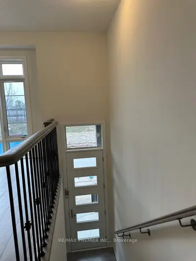 8 Cherry Hill Lane, Barrie, On L9j 0m7