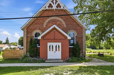 22 Melville Street C, Clearview, On L0m 1p0
