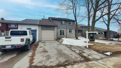 24 Lampman Lane, Barrie, On L4n 5b1