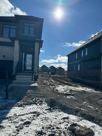 15 Barnyard Trail, Barrie, On L9j 0y1