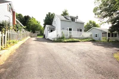 102 POYNTZ Street, Penetanguishene, ON L9M 1N9