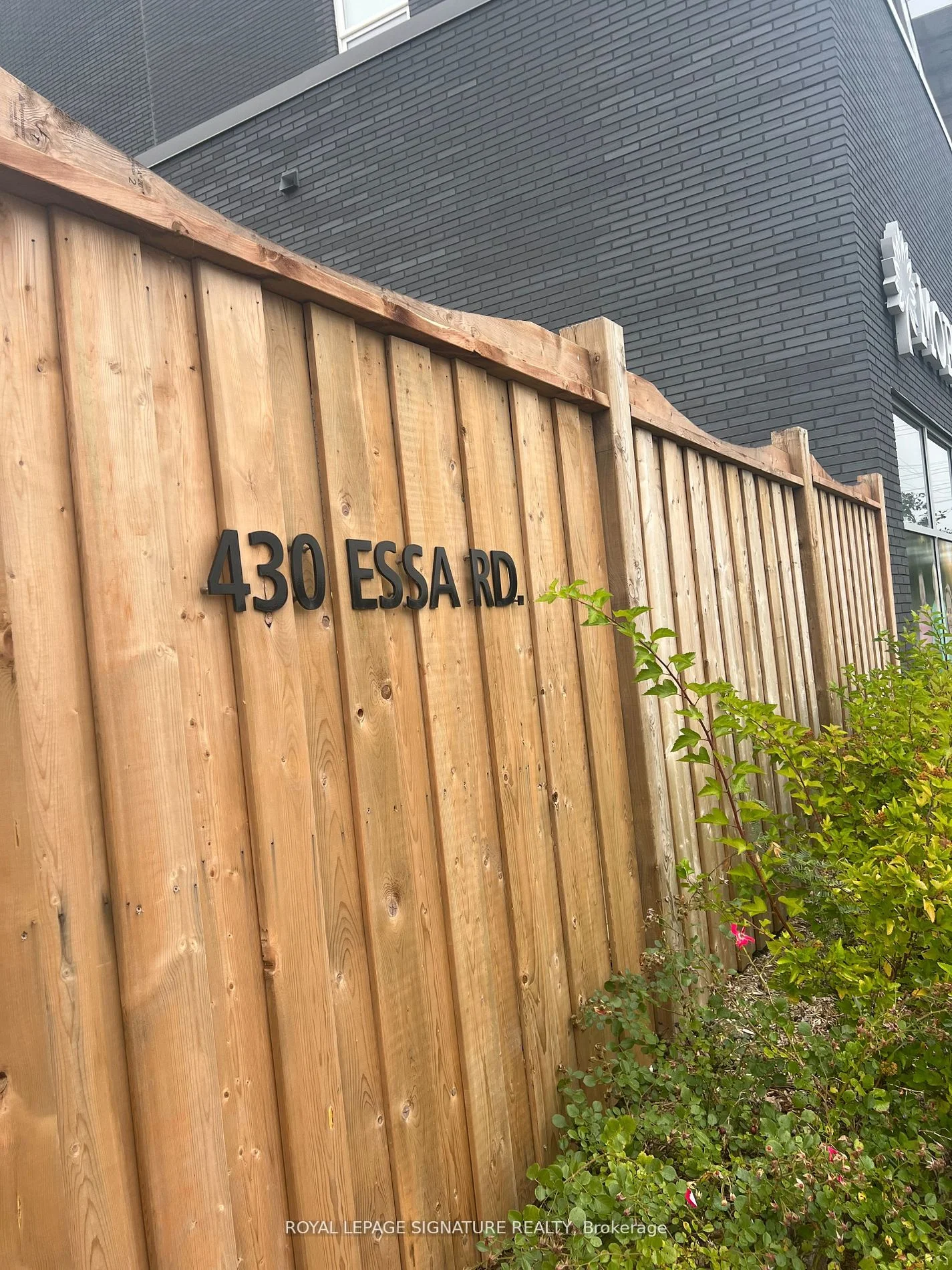 430 Essa Road 323, Barrie, On L9j 0m1