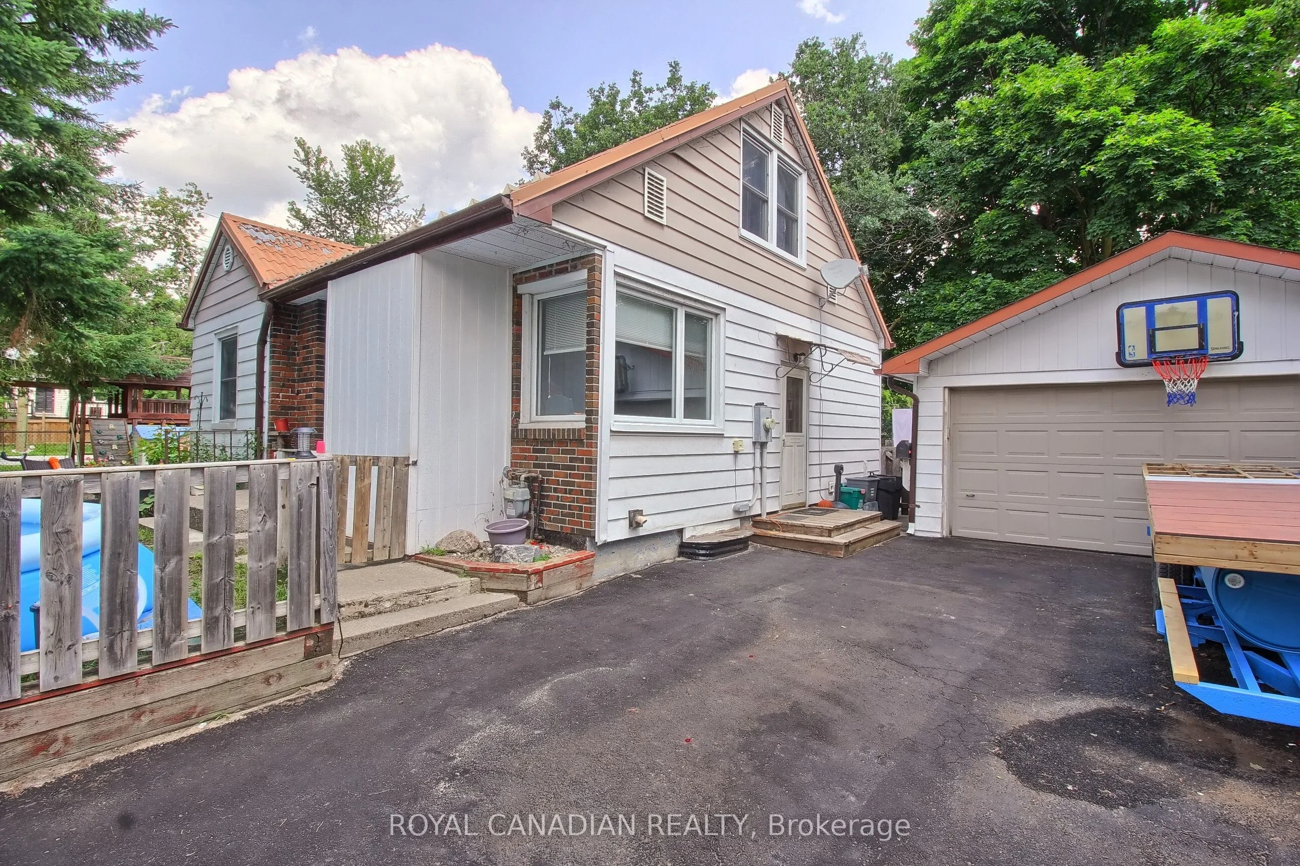 157 Duckworth Street, Barrie, ON L4M 3W3
