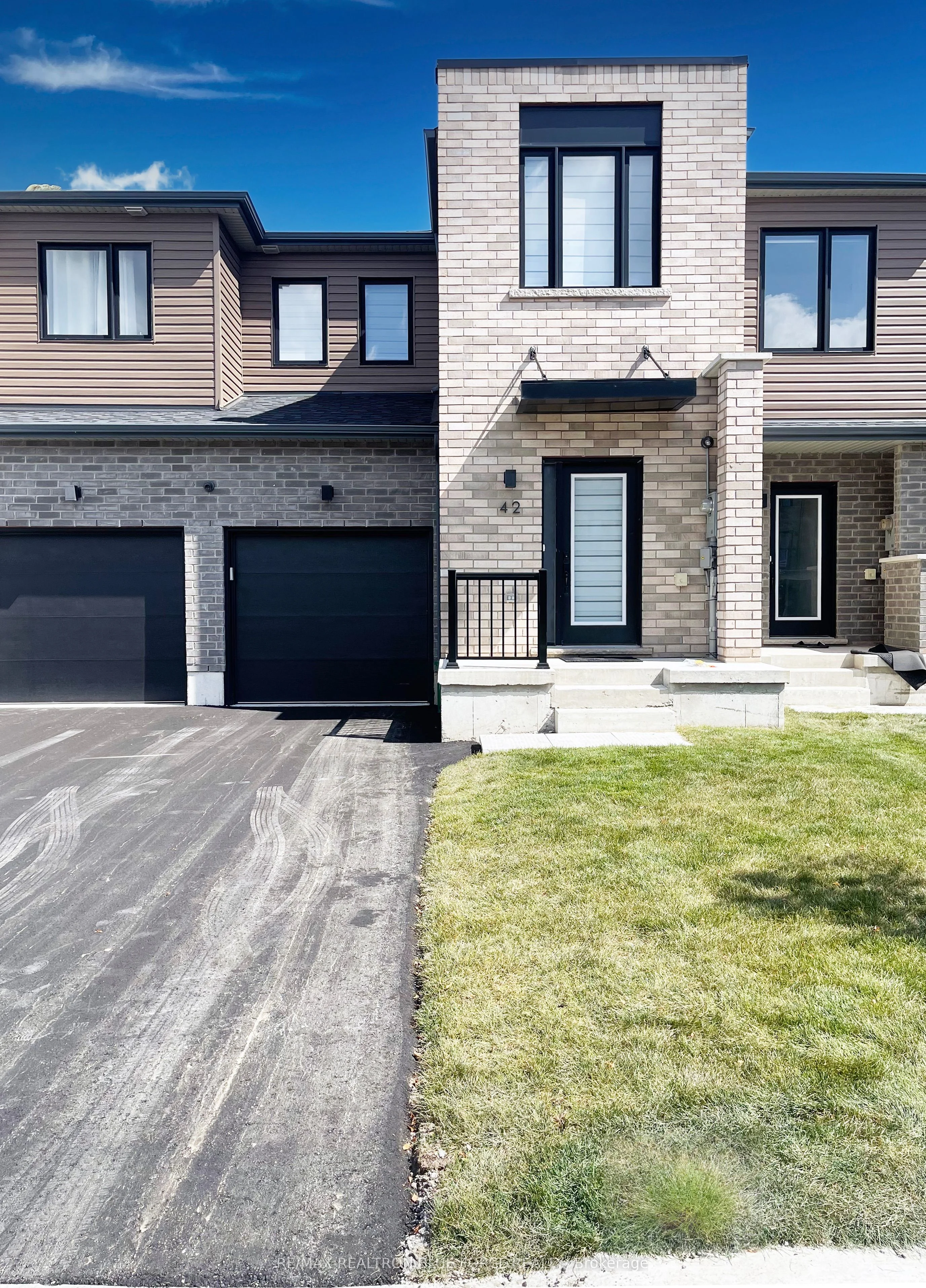 42 Fairlane Avenue, Barrie, On L9j 0m9