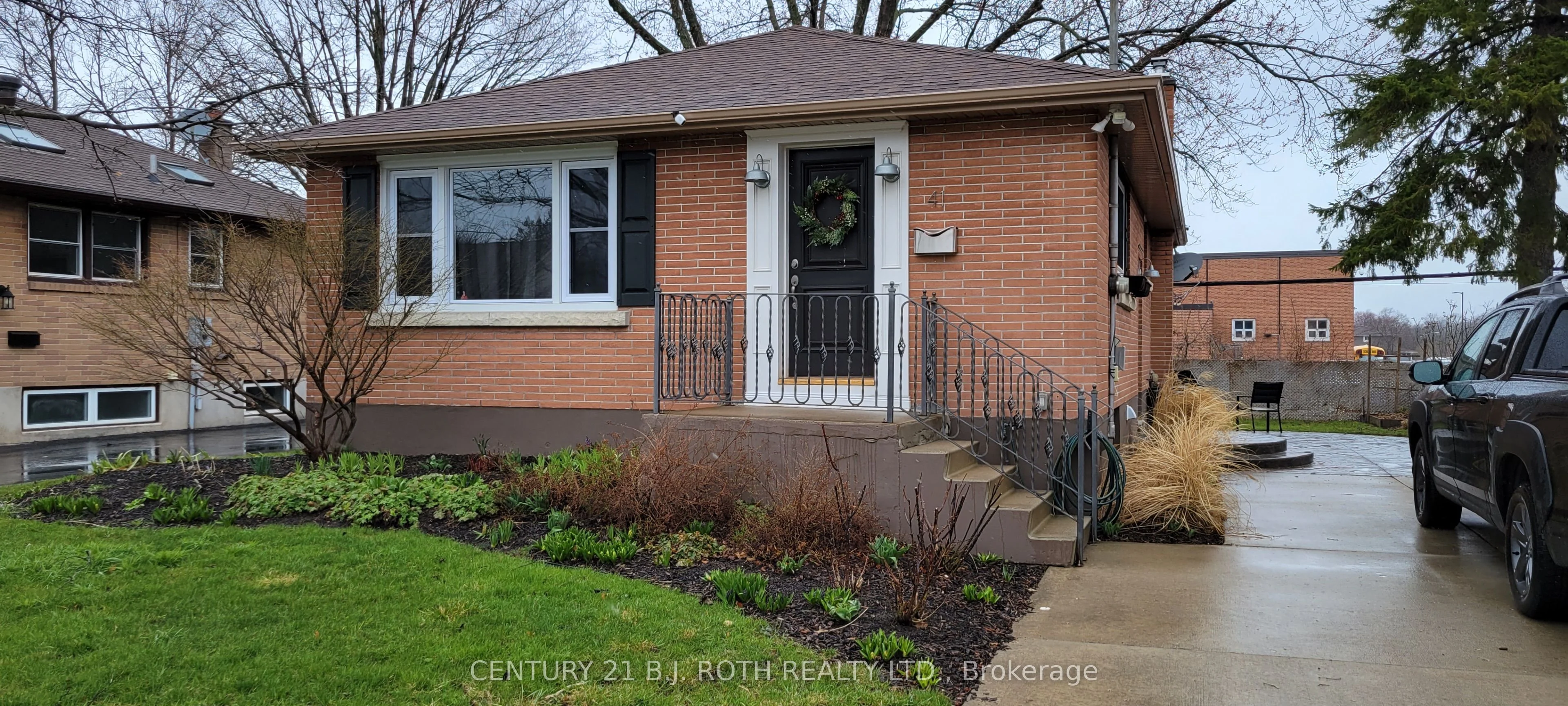 41 Newton Street, Barrie, On L4m 3n4