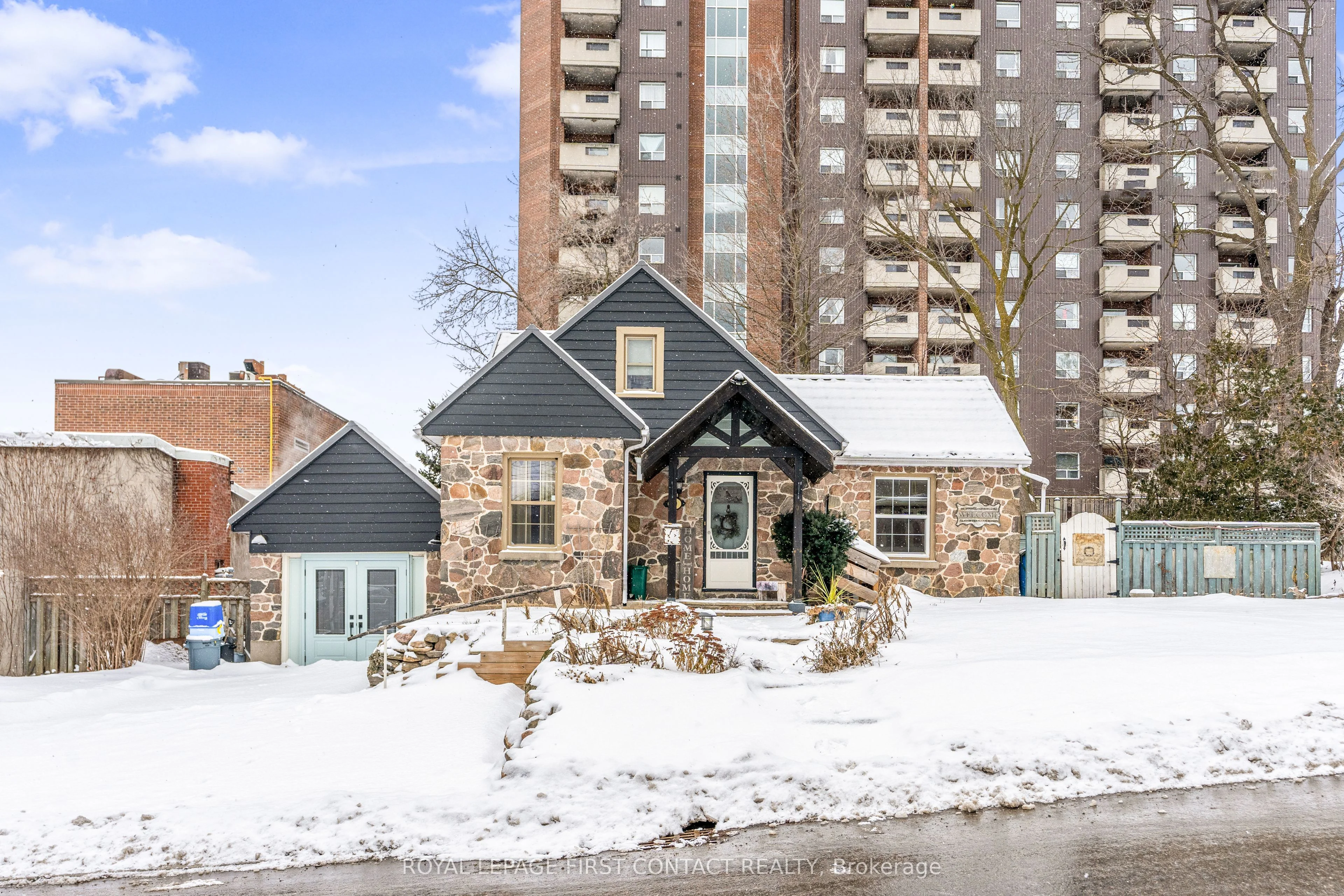 20 Poyntz Street, Barrie, On L4m 3n9