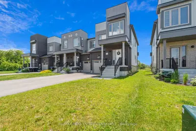 Att/Row/Townhouse in Clearview