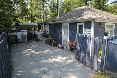 Detached in Wasaga Beach