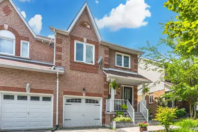 Att/Row/Townhouse in Barrie