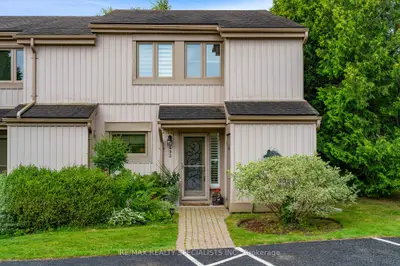 Condo Townhouse in Collingwood