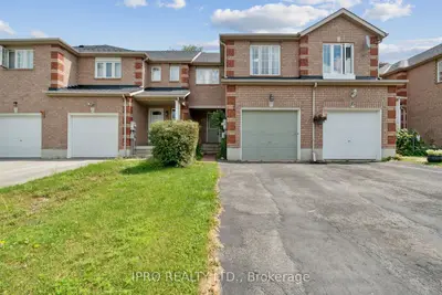 Att/Row/Townhouse in Barrie