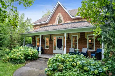 Detached in Clearview