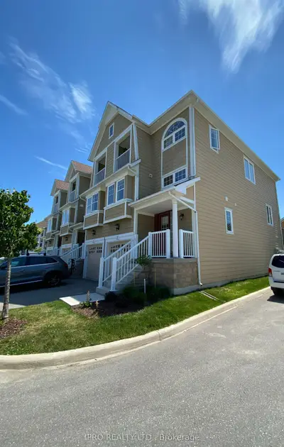 Condo Townhouse in Collingwood