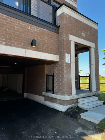Att/Row/Townhouse in Barrie