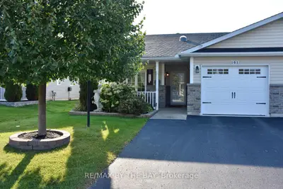 Att/Row/Townhouse in Wasaga Beach