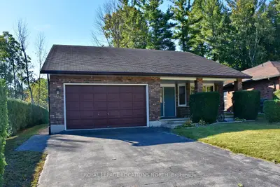 Detached in Clearview