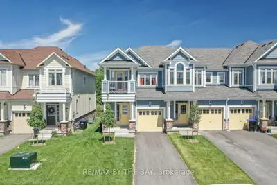 Att/Row/Townhouse in Wasaga Beach