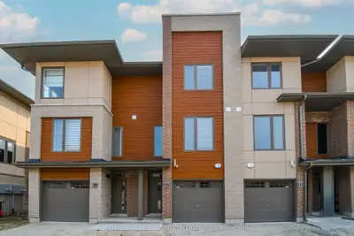 Condo Townhouse in Collingwood