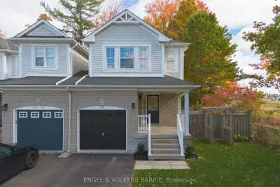 Att/Row/Townhouse in Barrie