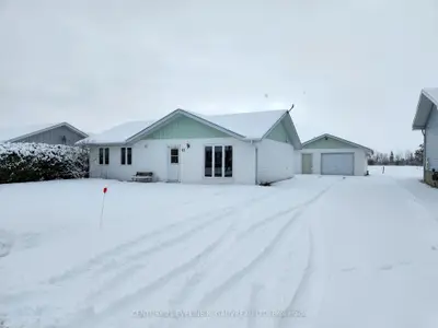 Detached in Armstrong
