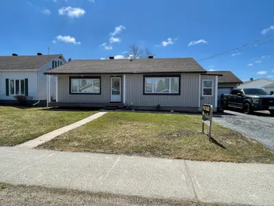 Detached in Armstrong
