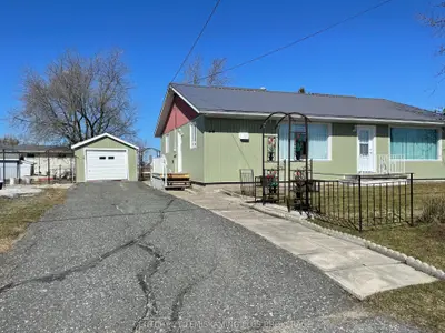 Detached in Armstrong