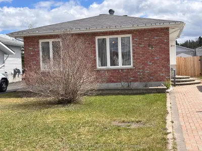 Detached in Timmins