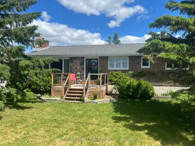 Detached in Armstrong